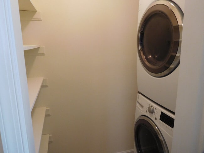 Building Photo - Renovated Townhome in the Heart of Bethesd...