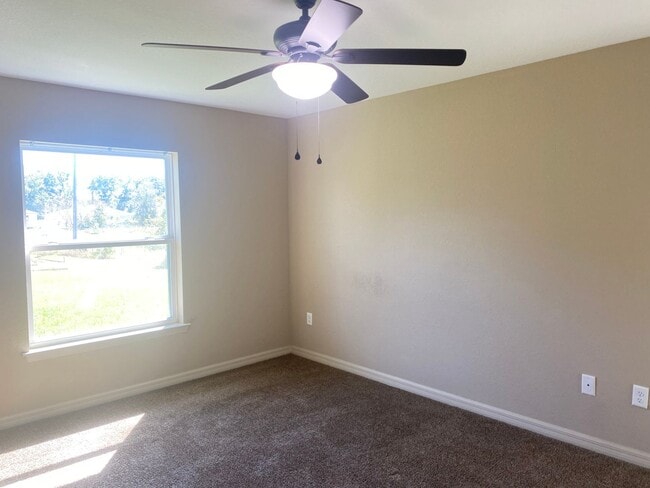 Building Photo - Maintenance-Free 4 Bedroom Rental!
