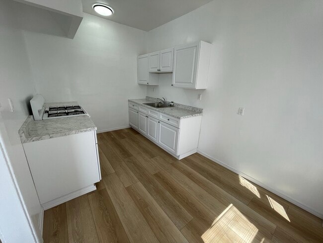 Building Photo - 919 S. Manhattan Pl