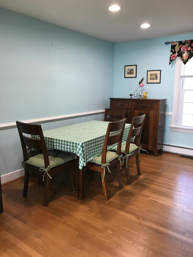Building Photo - Renovated Colonial in Bon Air