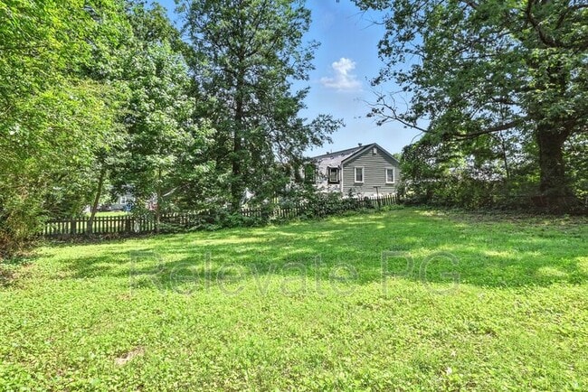 Building Photo - 1600 Glenside Dr