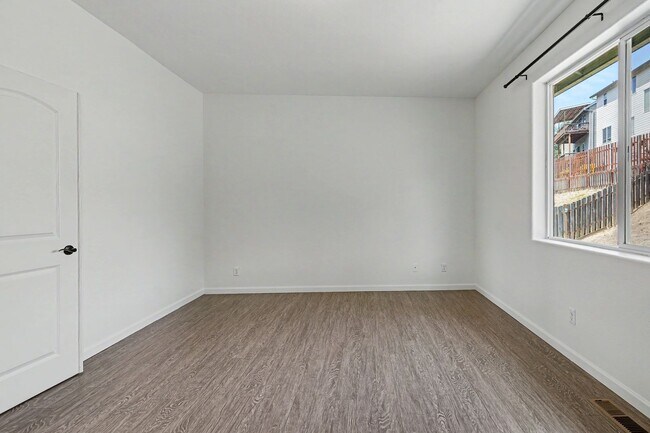 Building Photo - 3 bed, 2 bath home in West Salem's Brush College neighborhood