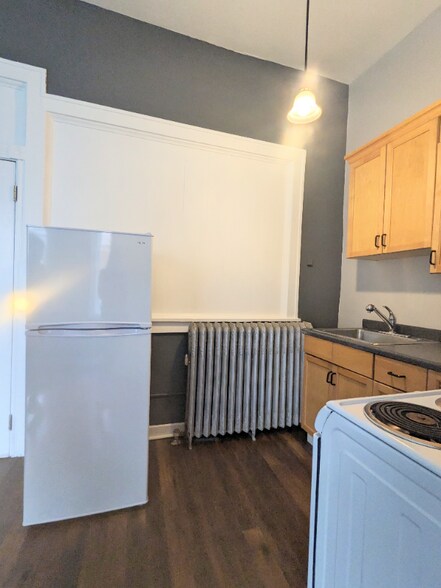 Building Photo - 346 S Rose St