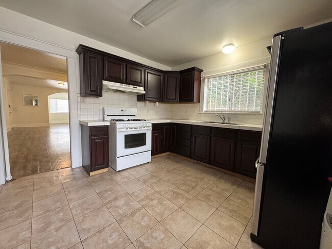 Building Photo - Large centrally located unit with shared yard
