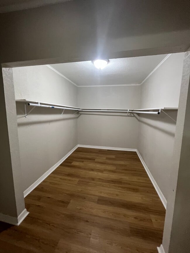 Building Photo - Plenty of Space!!