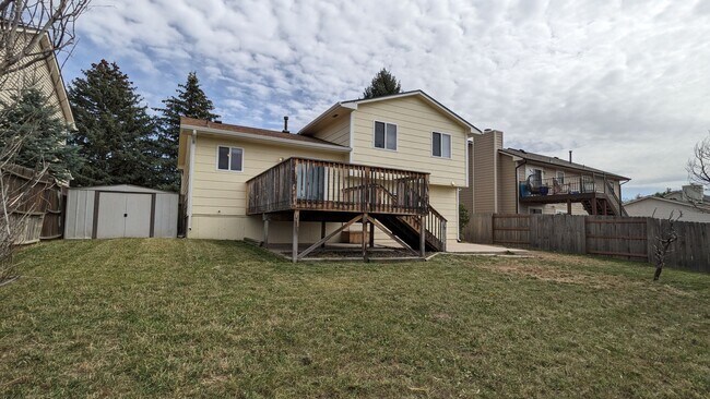Building Photo - COZY TRI-LEVEL 3 BED/1.5 BATH WITH WOODBUR...