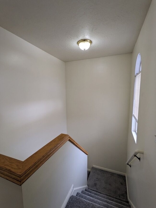 Building Photo - Layton 3 Bed Townhome with Garage & Fenced Yard – 2 Weeks Free!