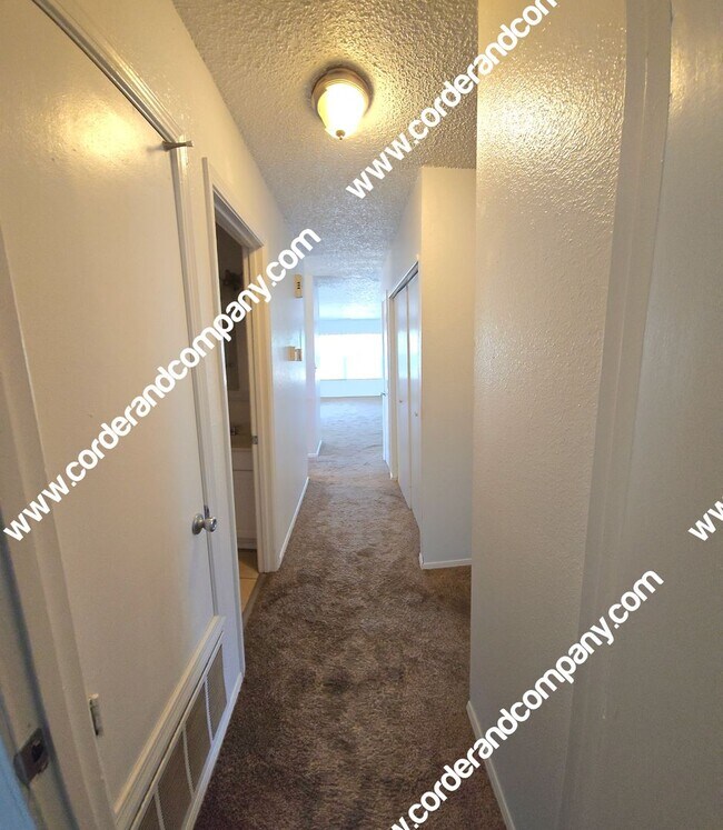 Building Photo - Welcoming 3 Bedroom, 2 Bathroom, 2 Car Gar...