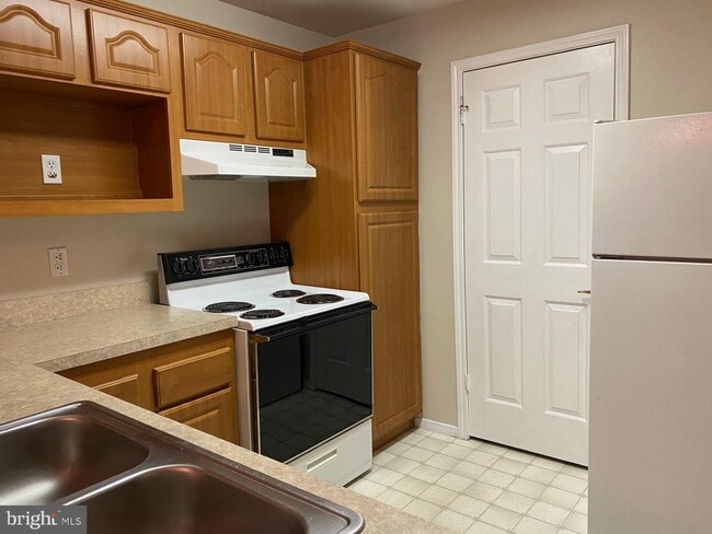 Building Photo - 310 Canterbury Rd