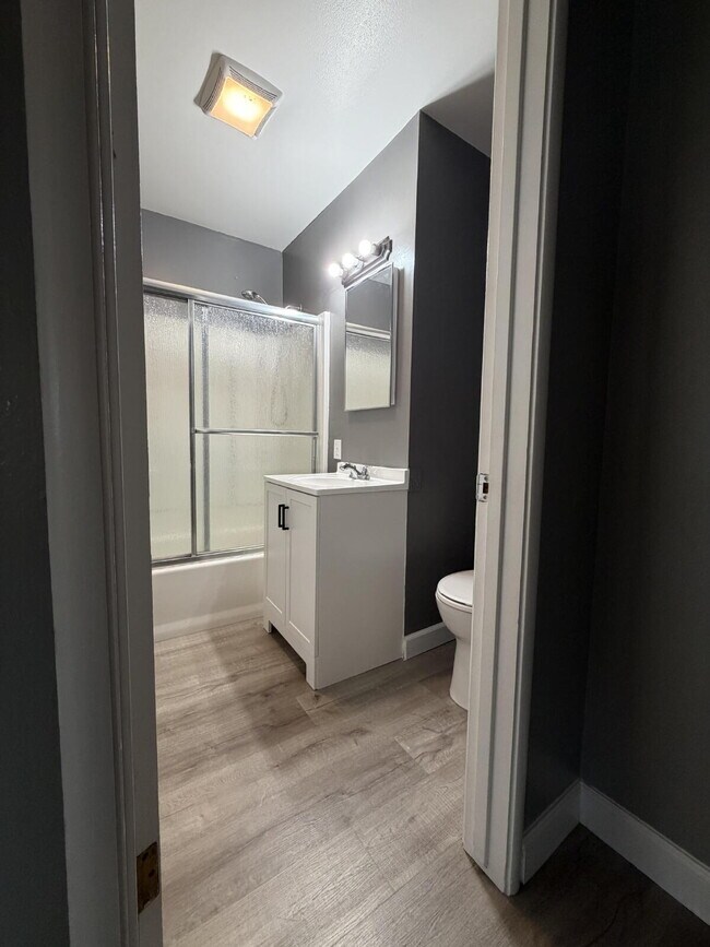 Building Photo - Charming 3-Bed, 2-Bath Gem with 1,372 Sq Ft of Comfort in Modesto!