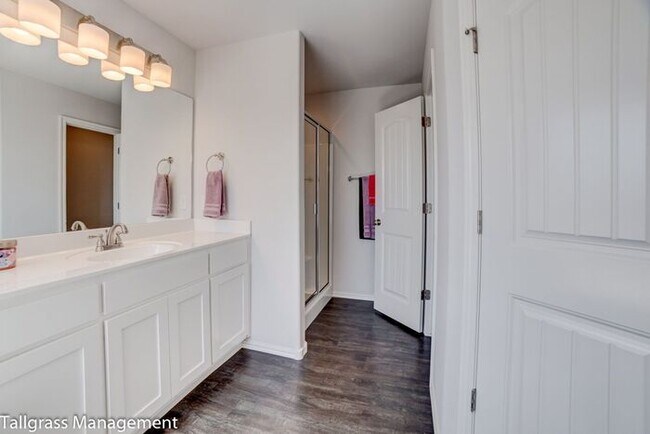 Building Photo - Pool + Park Community! 3/2/2 Plus Office!