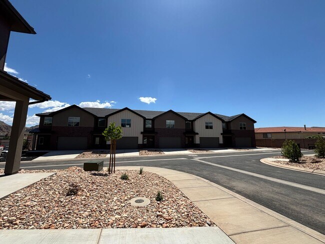 Building Photo - HURRICANE TOWNHOME FOR RENT!