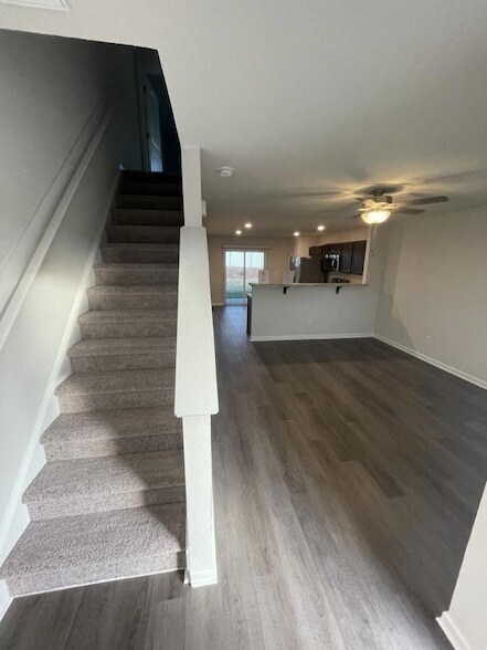 Building Photo - 1022 Peony Ln