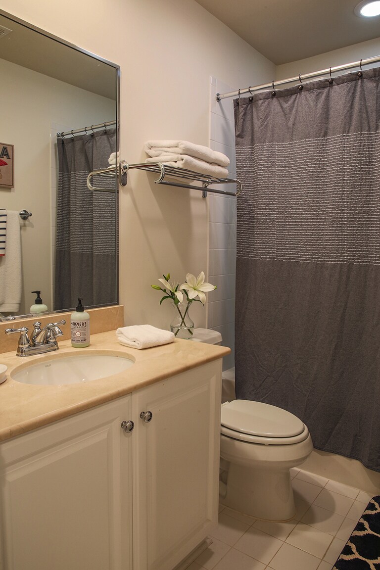 Second Floor Full Bath - 1114 Hyde Ln