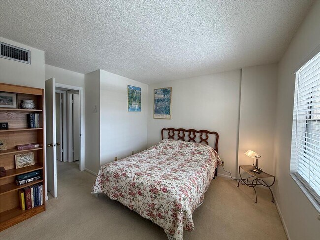 Building Photo - 2700 Cove Cay Dr