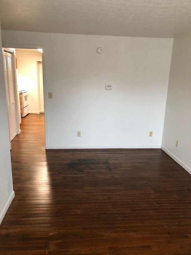 Building Photo - 1 Bedroom Avail AUG 2025;  $840 Monthly. W...