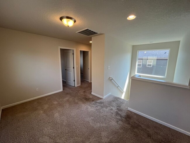 Building Photo - Three Bedroom House in SE Bend