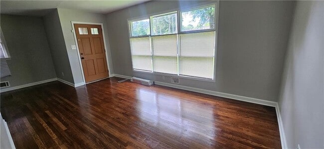 Building Photo - 3042 Santa Monica Dr