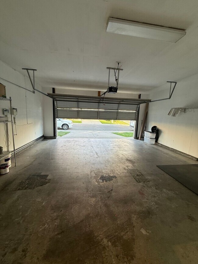 Building Photo - Nice Home with great floorplan