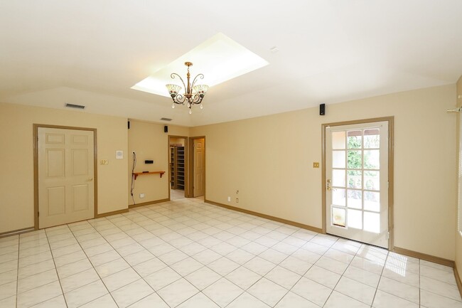 Building Photo - 503 W Avon Ct