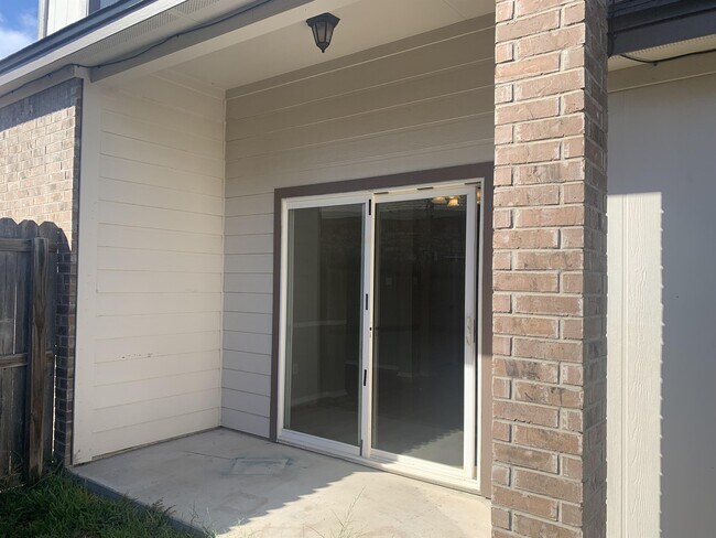 Building Photo - 5827 Alexandria Dr