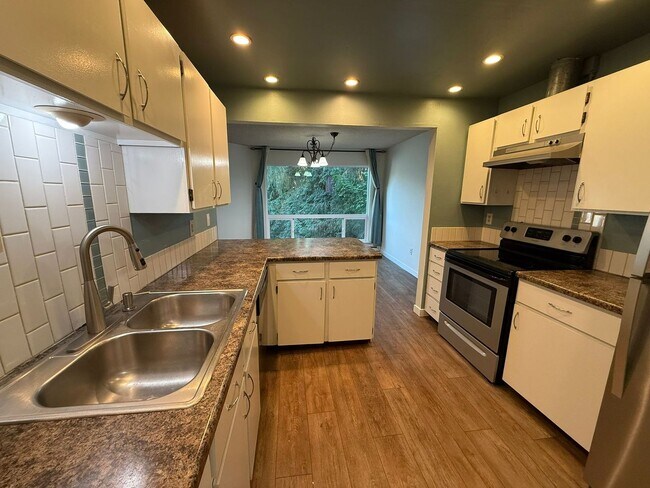 Building Photo - 2 Bedroom 2 Bathroom Plus Amenities!