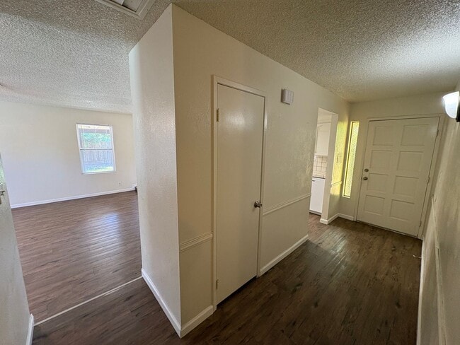 Building Photo - Cozy Home on Spacious Lot with Pool Available Now!