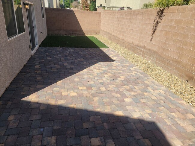Building Photo - 2 story 4 bed 3 bath home with rooftop patio