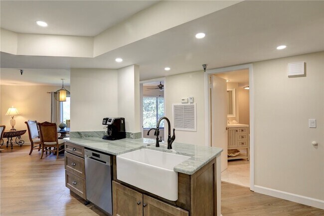 Building Photo - 9612 Riverside Dr