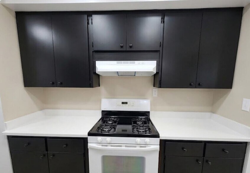 Kitchen with stove - 12402 Darnell St