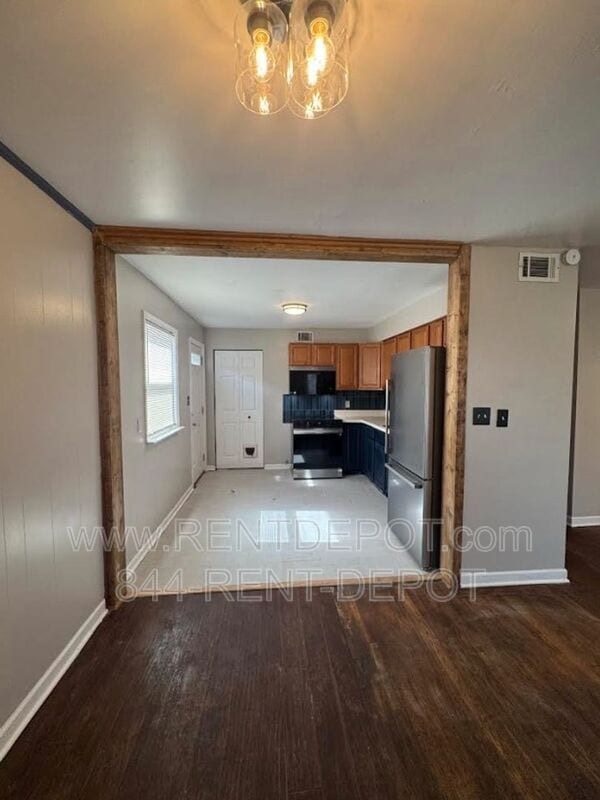 Building Photo - 1303 S St James Blvd