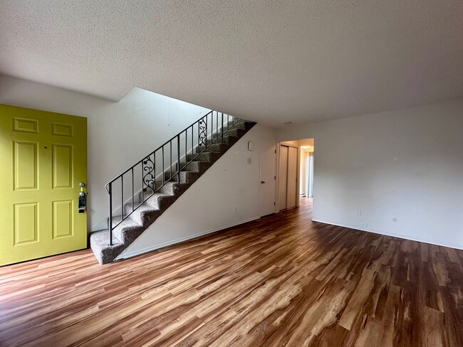 Building Photo - Charming 2-Bedroom Townhome in Sullivan's ...