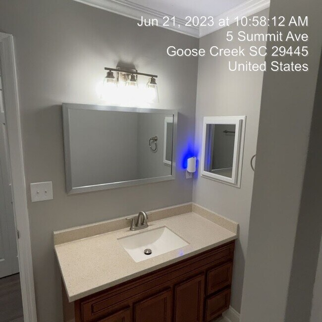 Building Photo - Relaxed Living with Spacious Yard in Goose...