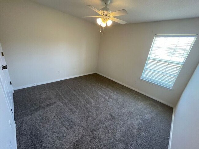 Building Photo - Navarre - 3 bedroom, 2 bathroom