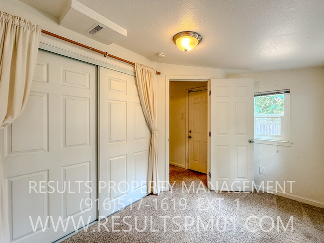 Building Photo - Adorable 2 Bedroom Charmer
