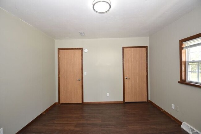 Building Photo - Monthly Rent Reduded! Mishawaka 4 bedroom with a Primary suite and 2 car garage on a large lot