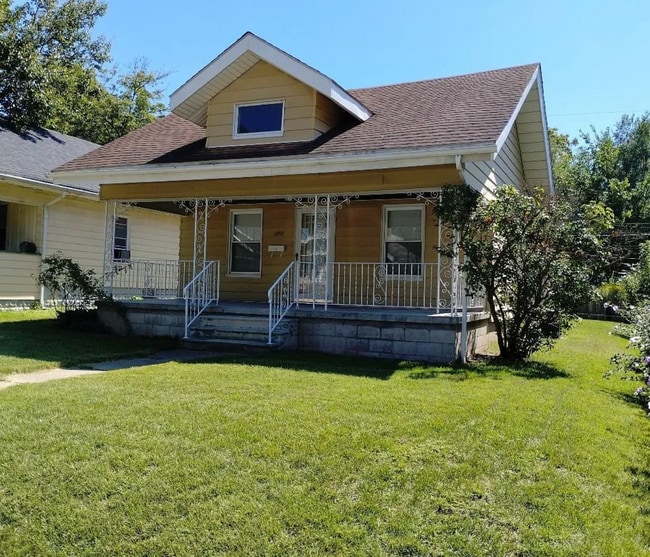 Primary Photo - 1140 E Dayton St