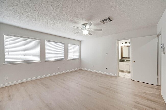 Building Photo - 1112 Bering Dr