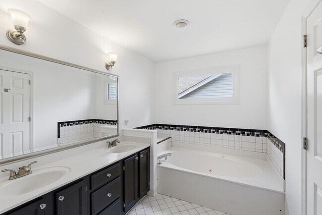 Building Photo - 913 Magnolia Ct W