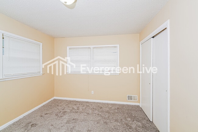 Building Photo - 2633 1st St NE