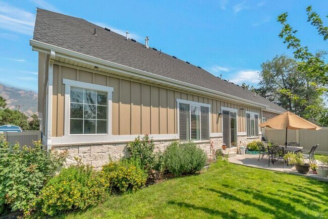 Building Photo - Upmarket Townhouse in Sought After Holladay City