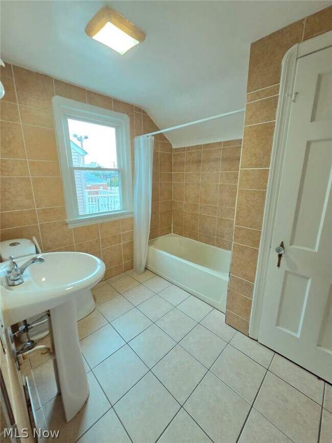 Building Photo - 4021 Bushnell Rd