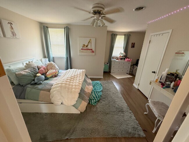Building Photo - Large House in Cherry Hill East for Rent