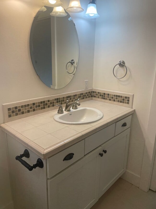 Building Photo - Desirable Langley Home Minutes From Downtowm!