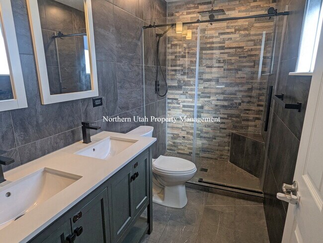 Building Photo - 6 Bed 3 Bath Home with Everything!