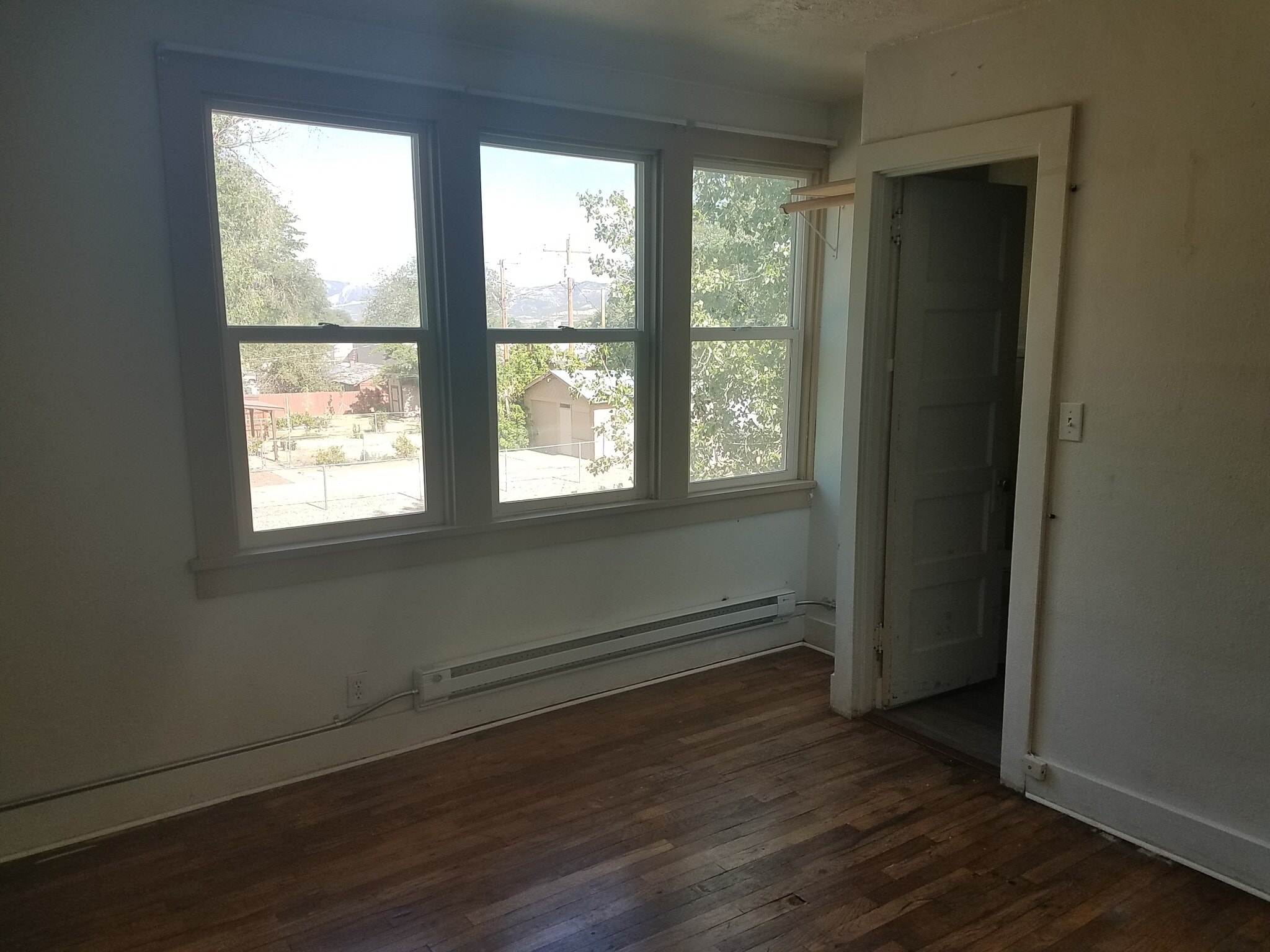Building Photo - 403 E Montezuma Ave