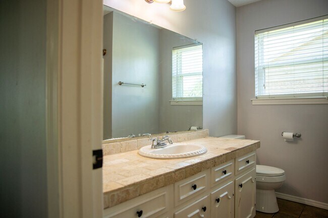 Building Photo - 3 Bedroom 2 Bath Home In Tyler ISD!