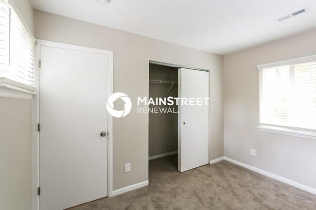Building Photo - 3 Bedroom Pet-Friendly Home in CHARLOTTE, NC with Main Street Renewal
