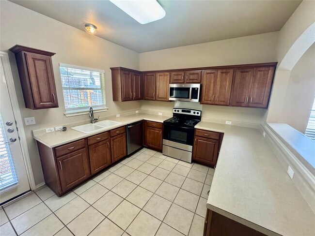 Building Photo - 2110 Charlotte Estates Dr
