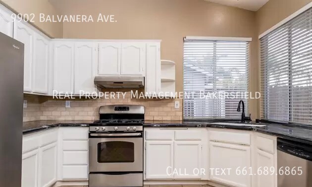 Building Photo - 9902 Balvanera Ave